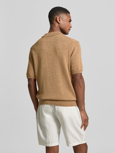 Männermodel trägt Regular Fit Poloshirt aus Baumwoll-Leinen-Mix von JAKE*S STUDIO MEN in Strick-Optik, Rückansicht Ganzkörperansicht.