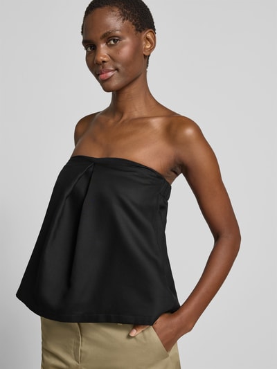 Frauenmodel trägt Top aus Lyocell-Mix von black palms in Schwarz mit ausgestellter Passform und teilelastischem Bund, schulterfrei, Nahaufnahme Oberkörper.