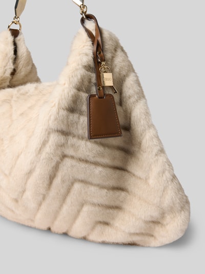 Produktfoto, Hobo Bag aus Kunstfell von Liu Jo White mit Strukturmuster, Zier-Anhänger und abnehmbarem Schulterriemen, beige-braune Farben, Detailaufnahme, Hauptfach mit Reißverschluss, Maße 65x39x7 cm, Schulterriemen 41 cm.