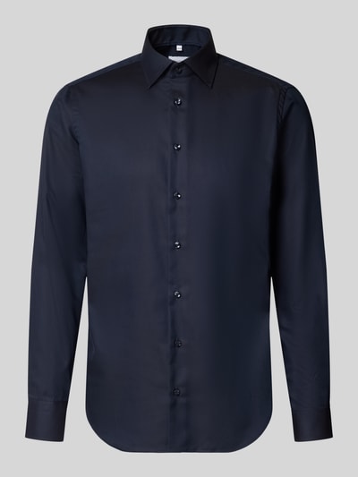 Produktfoto, Regular Fit Businesss-Hemd mit Kentkragen von Christian Berg Men aus reiner Baumwolle, dunkelblau, glatte Textur, Knopfleiste,