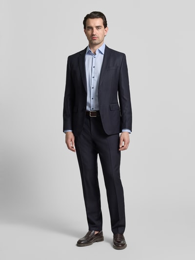 Männermodel trägt Regular Fit Business Hemd aus Baumwolle mit Kentkragen von Christian Berg Men in Hellblau, Ganzkörperansicht von vorne.