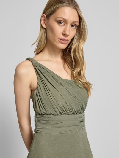 Frauenmodel trägt Schimmerndes Maxikleid im One-Shoulder-Look von TROYDEN COLLECTION mit Drapierungen, Taillierter Schnitt, Taillenband, Nahaufnahme Oberkörper. Rückenlänge bei Größe 36: 126 cm, Brustweite bei Größe 36: 42 cm.