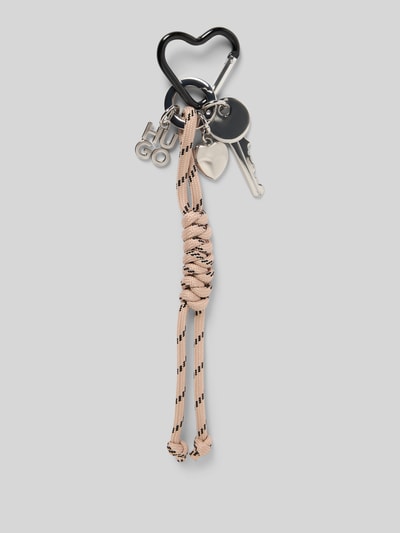 Produktfoto, Schlüsselanhänger mit Wickeloptik Kurdel Modell 'NEEKO_CHARM' von HUGO mit Logo-Applikation und metallischen Akzenten auf hellem Hintergrund.