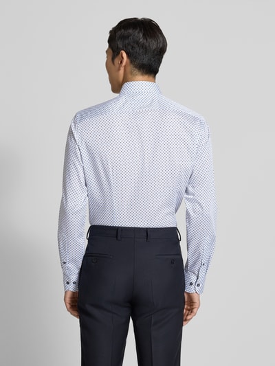 Männermodel trägt Regular Fit Businesshemd aus Baumwolle mit Kentkragen von OLYMP, weiß-blau gemustert, Rückenansicht, Knopfleiste, Rückenlänge 80 cm, Schulterbreite 46 cm, Ärmellänge 66 cm. Ganzkörperansicht Rückansicht.