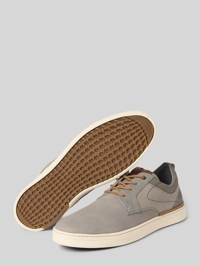 Produktfoto, Schnürschuhe aus Leder-Mix mit Logo-Prägung von BULLBOXER in Grau und Beige, abgerundete Passform, profilierte Sohle, strukturierte Texturen