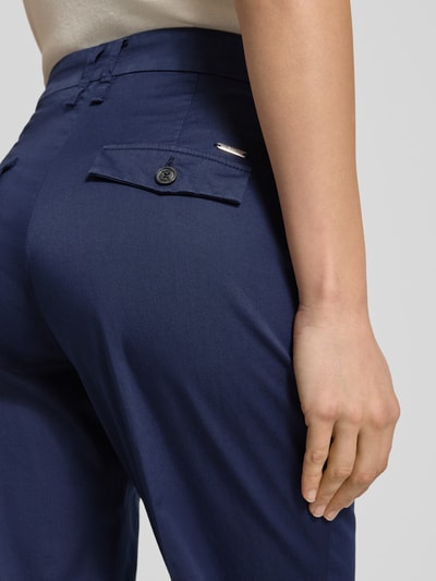 Vrouwenmodel draagt Hose in verkürzter Passform Modell 'Mara S' van Brax, donkerblauw, katoen-elastaanmix, detailopname achterkant.