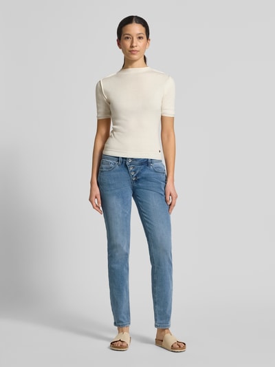 Frauenmodel trägt Cropped Jeans mit Knopfleiste Modell 'Malibu' von Buena Vista im Baumwoll-Mix mit Viskose-Anteil, Eingrifftaschen, Ganzkörperansicht von vorne.