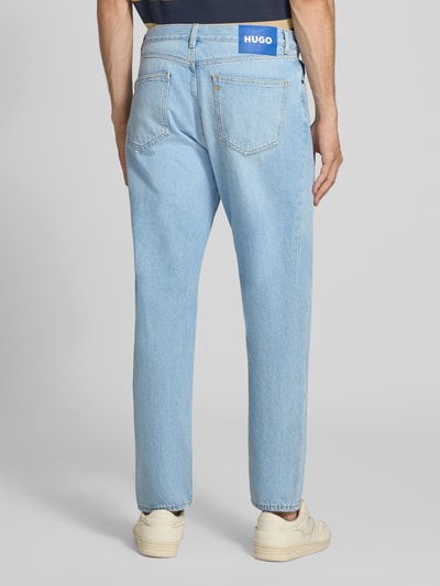 Männermodel trägt hellblaue Straight Fit Jeans aus Baumwoll-Mix Modell 'Jonah' von HUGO, Herren Straight Fit Jeans, Ganzkörperansicht Rückansicht.