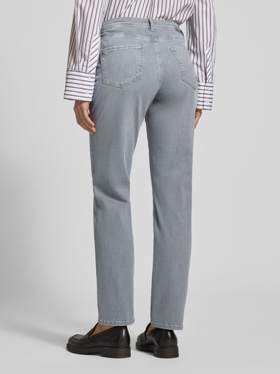 Frauenmodel trägt Flared Fit Jeans im 5-Pocket-Design Modell 'Carola' von BRAX aus elastischem Baumwoll-Mix in Hellblau, Ganzkörperansicht Rückansicht.