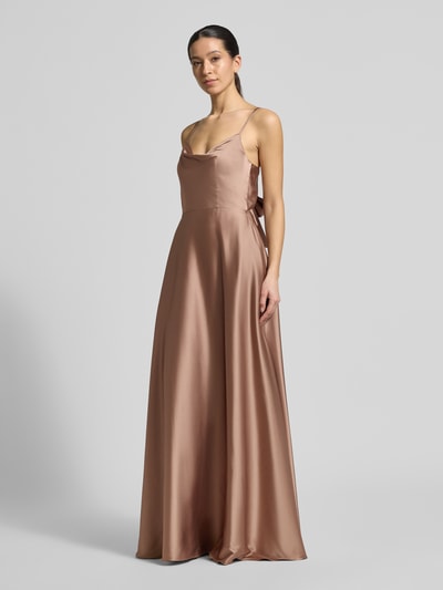 Modelka kobieca nosi 'Abendkleid mit Spaghettiträger und tiefem Rückenausschnitt' od Laona, satynowa faktura, brązowe odcienie, krój taliowany, długość maxi, wodospadowy dekolt, ramiączka spaghetti, głęboki dekolt na plecach, zamek z tyłu, długość tyłu w rozmiarze 36: 159 cm, szerokość w rozmiarze 36: 31 cm, widok całej sylwetki z przodu.