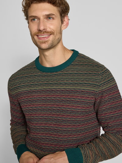 Männermodel trägt Regular Fit Pullover aus reiner Baumwolle in Strick-Optik von MCNEAL, melierte Farben, elastische Abschlüsse, Nahaufnahme Oberkörper.