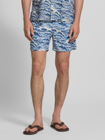 Mannenmodel draagt Straight Fit Badehose mit elastischem Bund van Gant, blauw met golfprint, elastische tailleband, all-over print, voorkant volledige lichaamsweergave.