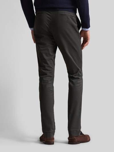 Männermodel trägt Slim Fit Chino aus Baumwoll-Mix von Polo Ralph Lauren in Dunkelgrau, 5-Pocket-Design, Regular Länge, Ganzkörperansicht Rückansicht.