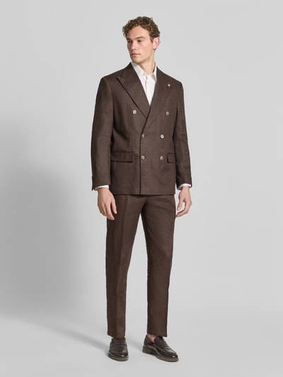 Männermodel trägt Regular Fit Sakko aus Leinen mit Pattentaschen von Christian Berg Men, brązowy, dwurzędowy, kołnierz z połami, kieszenie z patką, krój regular fit, len, długość tyłu w rozmiarze 50: 74 cm, szerokość ramion w rozmiarze 50: 44 cm, długość rękawów w rozmiarze 50: 65 cm, całkowite ujęcie z przodu.