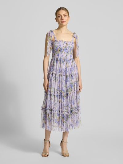 Frauenmodel trägt Cocktailkleid im Stufen-Look von LACE & BEADS aus Tüll in A-Linie mit Smok-Details, Schnürungen, florales Muster, Ganzkörperansicht von vorne. Rückenlänge bei Größe S: 102 cm, Brustweite bei Größe S: 34 cm.