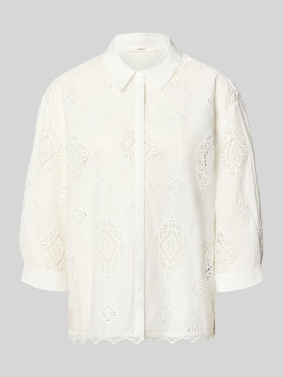 Produktfoto, Regular Fit Bluse mit Häkelspitze Modell 'MURIEL' von Bash in Weiß, Hemdblusenkragen, verdeckte Knopfleiste, 3/4-Arm, feine Spitzenmuster, glatte Baumwollstruktur, Damenmode