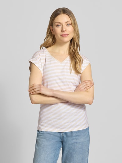 Frauenmodel trägt Slim Fit T-Shirt aus reiner Baumwolle Modell 'EVKA' von BOSS, Optik: Unifarben, Muster: Gestreift, V-Ausschnitt, Kurzarm, Raffung, Feinripp, Ganzkörperansicht von vorne.