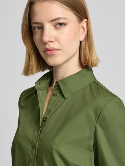 Frauenmodel trägt knielanges Hemdblusenkleid mit Knopfleiste von Christian Berg Woman Selection aus reiner Baumwolle in grün, Nahaufnahme Oberkörper.
