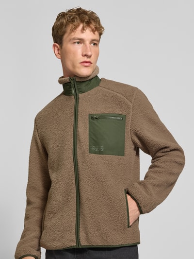 Männermodel trägt Regular Fit Teddyjacke mit Stehkragen Modell 'DALLAS' von ONLY in Braun mit grünen Details, Nahaufnahme Oberkörper, Herren Teddy- / Webpelzjacke von ONLY & SONS.