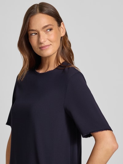 Frauenmodel trägt Regular Fit T-Shirt mit Rundhalsausschnitt von Windsor, dunkelblau, Fransenbesatz, Halbarm, Nahaufnahme Oberkörper.