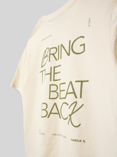Produktfoto, Regular Fit T-Shirt mit Statement-Print von Garcia aus reiner Baumwolle, cremefarben mit grünem Print, Rundhalsausschnitt, Detailaufnahme