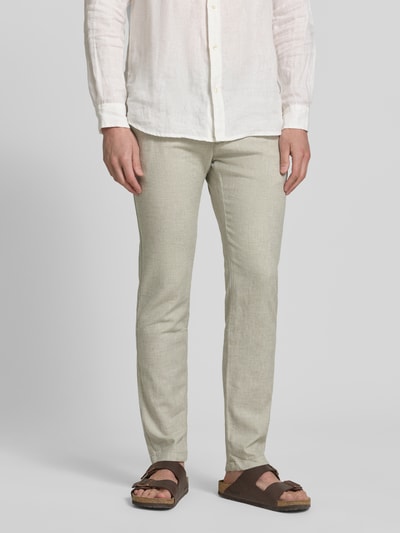 Męski model nosi Regular Fit Chino aus Baumwoll-Leinen-Mix Modell 'PHOENIX' od s.Oliver RED LABEL, melange, krój regular fit, spodnie straight leg, mid waist, patka z etykietą, szlufki, guzik i kryty zamek, elastyczne wykończenie pasa, kieszenie wpuszczane, kieszenie z patką, mieszanka bawełny i lnu, widok na całe ciało z przodu.