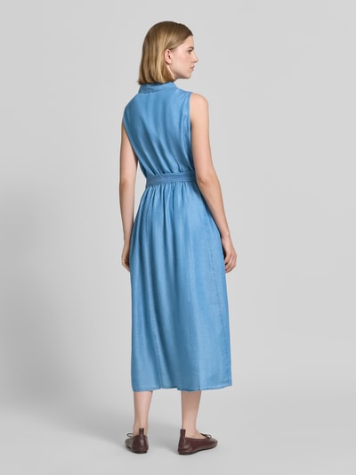 Frauenmodel trägt Hemdblusenkleid mit Bindegürtel Modell 'LIV' von Soyaconcept aus Reine Baumwolle, Taillierter Schnitt, Midikleid, Rückenlänge 126 cm, Brustweite 50 cm, Ganzkörperansicht Rückansicht.
