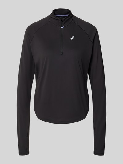 Produktfoto, schwarzes Longsleeve mit Troyer-Kragen Modell 'NAGINO' von ASICS TIGER, reflektierender Logo-Print, glatte Textur.
