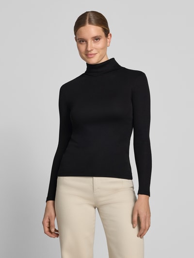 Frauenmodel trägt Regular Fit Langarmshirt aus reiner Baumwolle von s.Oliver RED LABEL in Schwarz, glatte Textur, Ganzkörperansicht von vorne.