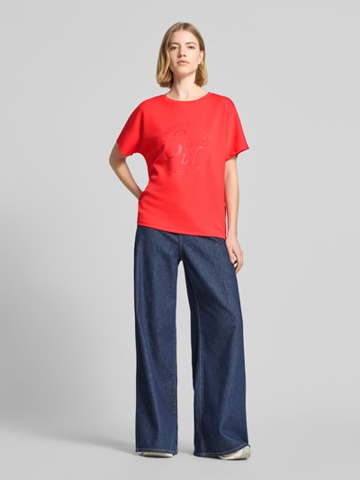 Frauenmodel trägt Damen T-Shirt mit Statement-Print Modell 'BANU' von Soyaconcept, Relaxed-Fit, Micromodal-Mix, Rundhalsausschnitt, Ganzkörperansicht von vorne.