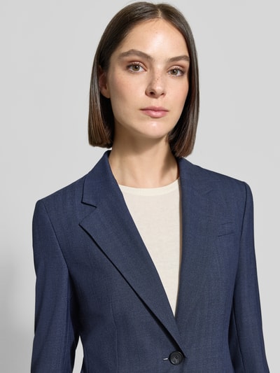 Frauenmodel trägt Regular Fit Blazer mit Woll-Anteil Modell 'Jia6' von BOSS in Dunkelblau, glatte Textur, Damen Kurzblazer, Nahaufnahme Oberkörper.
