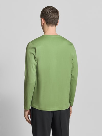 Männermodel trägt Longsleeve mit Rundhalsausschnitt und Logo von Fynch-Hatton in grün, Reine Baumwolle, Regular-Fit, Unifarbenes-Design, Rückenlänge 70 cm bei Größe M, Ganzkörperansicht Rückansicht.