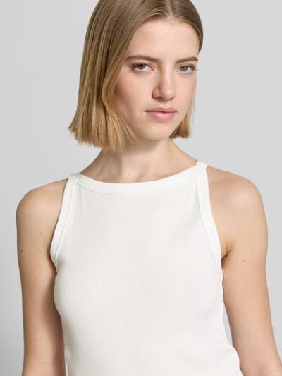 Frauenmodel trägt Trägertop in Ripp-Optik Modell 'Izli' von OPUS, Baumwoll-Elasthan-Mix, Slim Fit, weiß, Nahaufnahme Oberkörper.