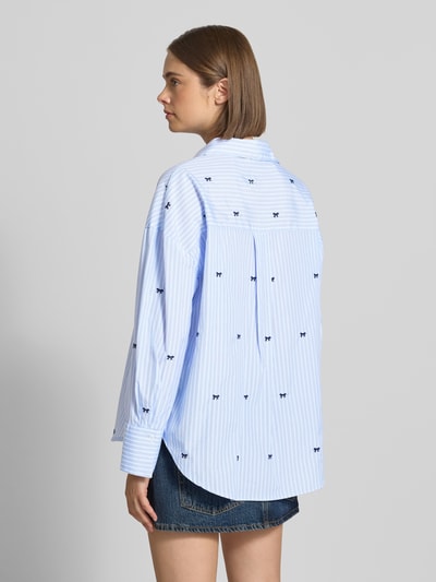 Frauenmodel trägt Regular Fit Hemdbluse mit Allover-Muster Modell 'OREGON' von ONLY, zartblau mit feinen Streifen und kleinen dunklen Motiven, Damen Hemdbluse von ONLY, Ganzkörperansicht Rückansicht.