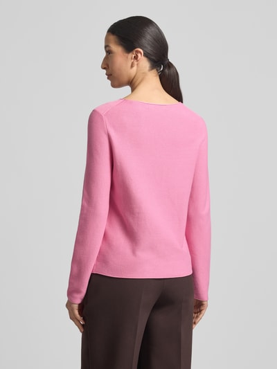 Frauenmodel trägt Regular Fit Strickpullover aus reiner Baumwolle von Marc O'Polo in Optik: Unifarben, Strick, Langarm, Rollsaum, Ganzkörperansicht Rückansicht.