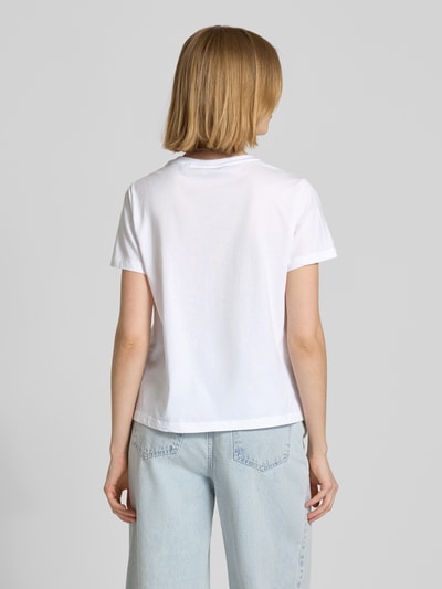 Frauenmodel trägt T-Shirt mit Label-Print von G-Star Raw aus reiner Baumwolle, weiß, Regular Fit, Rückenansicht, Ganzkörperansicht Rückansicht.