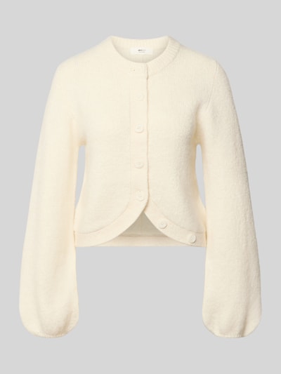 Produktfoto, cremefarbene Strickjacke mit Rundhalsausschnitt Modell 'Ally' von Gina Tricot, Material-Mix mit Alpaka-Anteil, Regular Fit, Knopfleiste, strukturierte Oberfläche