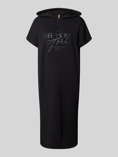 Produktfoto, schwarzes Sweatkleid mit Kapuze von Soyaconcept, Material-Mix mit Modal-Anteil, Gerader-Schnitt, Midikleid, Label-Print