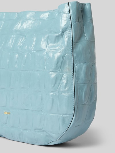 Produktfoto, hellblaue Handtasche mit Strukturmuster und Logo-Applikation Modell 'Mia' von Abro, Hauptfach mit Reißverschluss, Schulterriemen, Breite 35 cm, Länge 32 cm, Tiefe 9 cm, Länge Schulterriemen 106 cm.