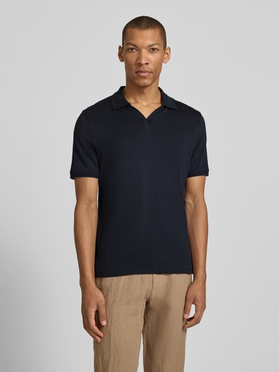 Męski model nosi Slim Fit Poloshirt mit Logo-Detail Modell 'Boll' od CINQUE, czarny, z krótkim rękawem, krój slim fit, bawełna, przód, ujęcie całej sylwetki.
