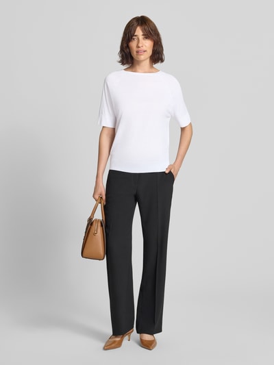 Frauenmodel trägt T-Shirt aus Lyocell-Baumwoll-Mix mit Rundhalsausschnitt von Luisa Cerano, weiß, glatte Struktur, Ganzkörperansicht von vorne. Regular Fit, Ärmel mit Rippenbündchen, Rückenlänge bei Größe 36: 60 cm.