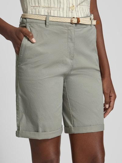 Frauenmodel trägt Chino-Bermudas mit Gürtel von Christian Berg Woman aus Reine Baumwolle in Beige mit Umschlag, Regular-Fit, Nahaufnahme Oberschenkel.
