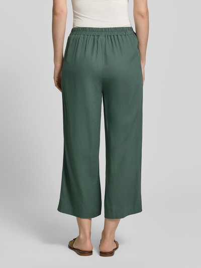 Kobieta nosi Regular Fit Culotte aus Viskose-Leinen-Mix model 'MYMILO' von Vero Moda, efekt: jednolity kolor, cieniowana przędza, krój regular fit, ściągacz, wpuszczane kieszenie, mieszanka wiskozy i lnu, Ganzkörperansicht Rückansicht.