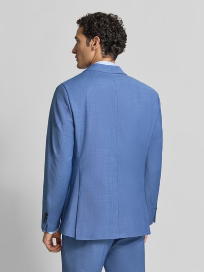 Männermodel trägt Regular Fit Sakko mit Schurwoll-Anteil Modell 'Monopoly' von CINQUE in hellem Blau, strukturierte Textur, Ganzkörperansicht Rückansicht.