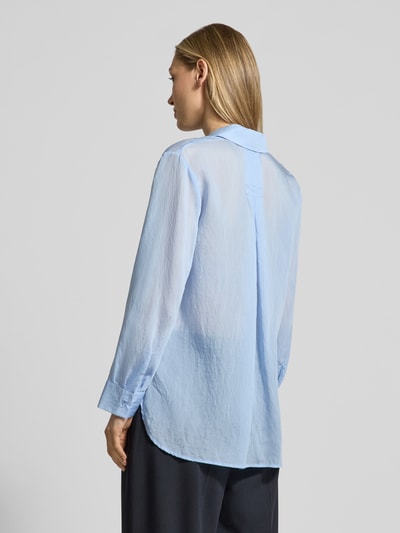 Vrouwenmodel draagt Relaxed Fit Hemdbluse aus Lyocell-Mix van Stefanel in lichtblauw, semi-transparant, met overhemdkraag, lange mouwen, knoopsluiting, ruglengte bij maat 36: 70 cm, mouwlengte bij maat 36: 58 cm, ganzekörperaanzicht achteraan.