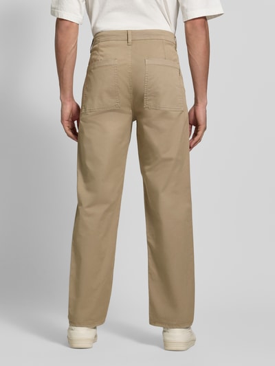 Männermodel trägt Chino mit Eingrifftaschen Modell 'MADDOX' von Blend, beige, Baumwoll-Elasthan-Mix, Ganzkörperansicht Rückansicht.