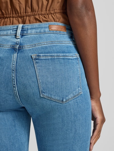 Frauenmodel trägt Skinny Fit Jeans mit Knopf- und Reißverschluss Modell 'Elma' von OPUS, blaue Denimstruktur, Detailaufnahme Rückansicht, Damen Straight Fit Jeans von OPUS.