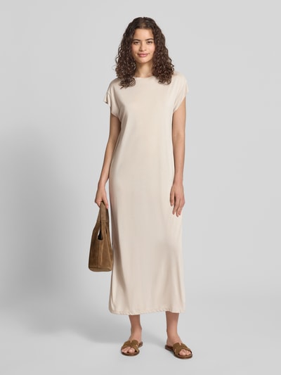 Vrouwenmodel draagt lichtbeige recht vrijetijdsjurk uit viscosemix model 'ANORA' van PIECES, Dames, Ganzichaamsvoorzijde.