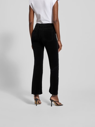 Frauenmodel trägt Jeans mit 5-Pocket-Design von Closed im Baumwoll-Viskose-Mix mit Stretch-Anteil, Gerader-Schnitt, Label-Detail, schwarze Farbe, Ganzkörperansicht Rückansicht.