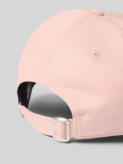 Produktfoto, Basecap mit Stitching Modell 'LEAGUE ESSENTIAL 9FORTY®' von New Era aus rosa Baumwolle, verstärkter Schirm, größenverstellbar